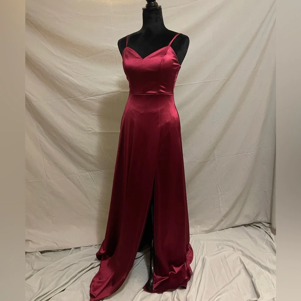 Size 5 juniors red semi-formal gown - Picture 1 of 4